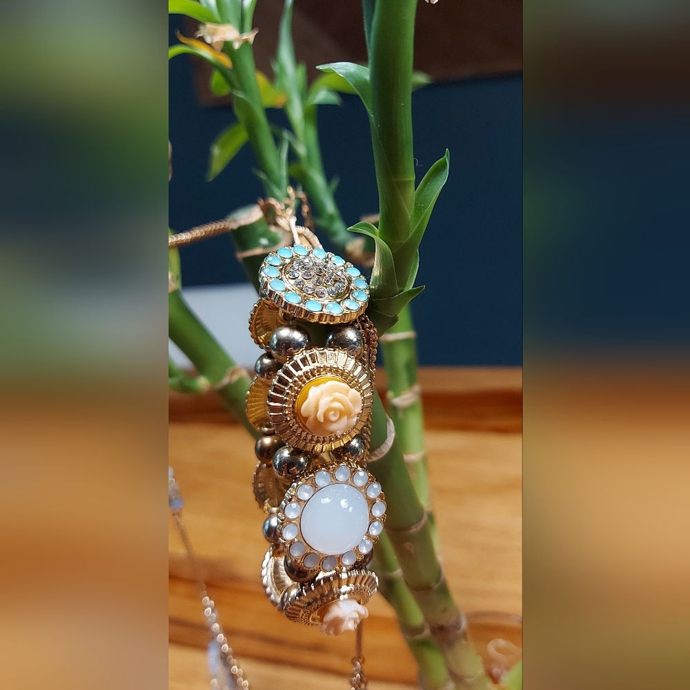 Elegant Gold and Cream Bracelet